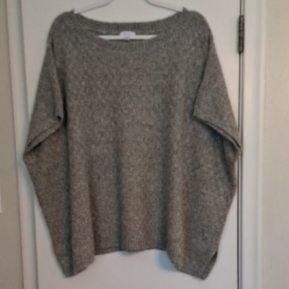 Gray Crew Neck Sweater with Textured Knit Pattern